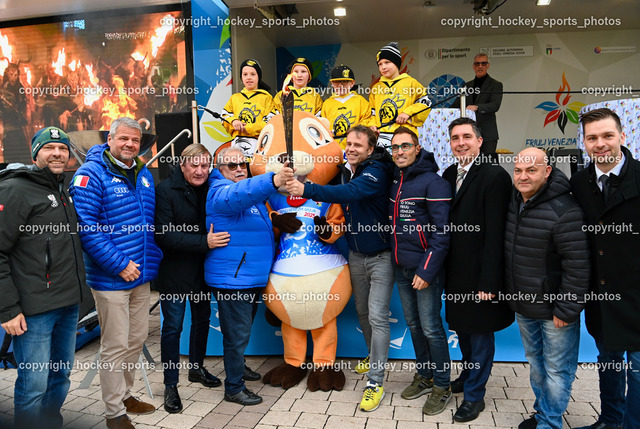 European Youth Olympic Festival EYOF 2023 Pressekonferenz | Jugendspieler EC Hornets Spittal, Olympisches Feuer, Maskottchen European Youth Olympic Festival EYOF 2023, ÖSTERREICHISCHES OLYMPISCHES COMITÉ Christoph Sieber,  Bürgermeister Spittal an der Drau Gerhard Köfer, Giorgio Brandolin, Maurizio Dunnhofer, Stadtrat Spittal an der Drau Christoph Staudacher, Gemeinderat Spittal an der Drau Marco Brandner, Gemeinderat Spittal an der Drau Roland Staudacher 