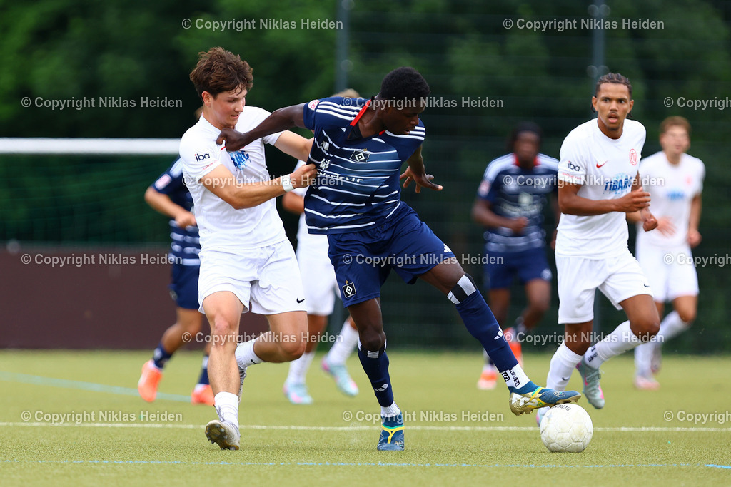 NH_BillstedtCup2025_Turnier_12072025 | Raif Adam (Hamburger SV U21), Jay Archard (Eimsbütteler TV)Fußball I Herren I Billstedt Cup 2025 I Saison 2025-2026  I Halbfinale I Hamburger SV U21 - Eimsbütteler TV I 12.07.2025 I Öjendorfer Weg - Realisiert mit Pictrs.com
