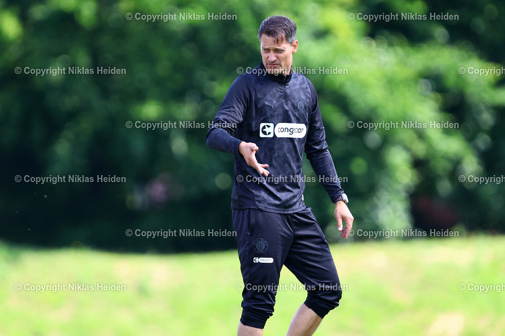 NH_FCStPauli_Training_11072025 | Alexander Blessin (Trainer, FC St. Pauli)Fußball I Herren I Training I Saison 2025-2026 I FC St. Pauli I 11.07.2025 I Trainingszentrum FC St. Pauli - Realisiert mit Pictrs.com
