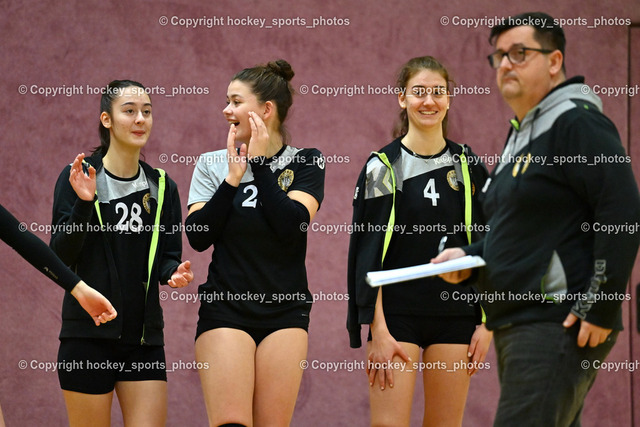 Askö Volley Eagles vs. Mühlviertel Volleys 17.12.2022 | #28 HATEMIC Gloria Maxima, #23 VEIGL Valentina, #4 PICHLER Verena, HABJAN Danijel Headcoach Askö Villach