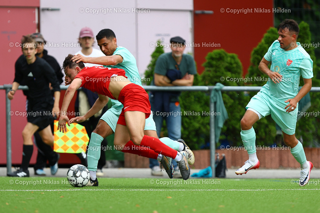 NH_EimsbüttelerTV_TSBPinneberg_Testspiel_13072025 | #18 Romeo Blekic (Eimsbütteler TV), #9 Omar Nabizada (TBS Pinneberg)Fußball I Herren I Testspiel I Saison 2025-2026  I Eimsbütteler TV - TBS Pinneberg I 13.07.2025 I Sportplatz Bundesstraße - Realisiert mit Pictrs.com