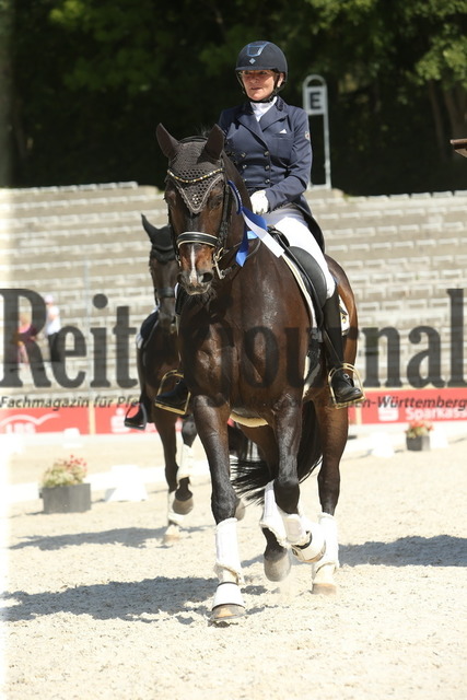 Siegerehrung_Marbach_2022_Prfg.Nr.01_Dressurprüfung_Kl.S_Grand-Prix (45) | Alle Fotos der Reiterjournal Fotografin Doris Matthaes im Reiterjournal Online-Fotoshop. - Realisiert mit Pictrs.com