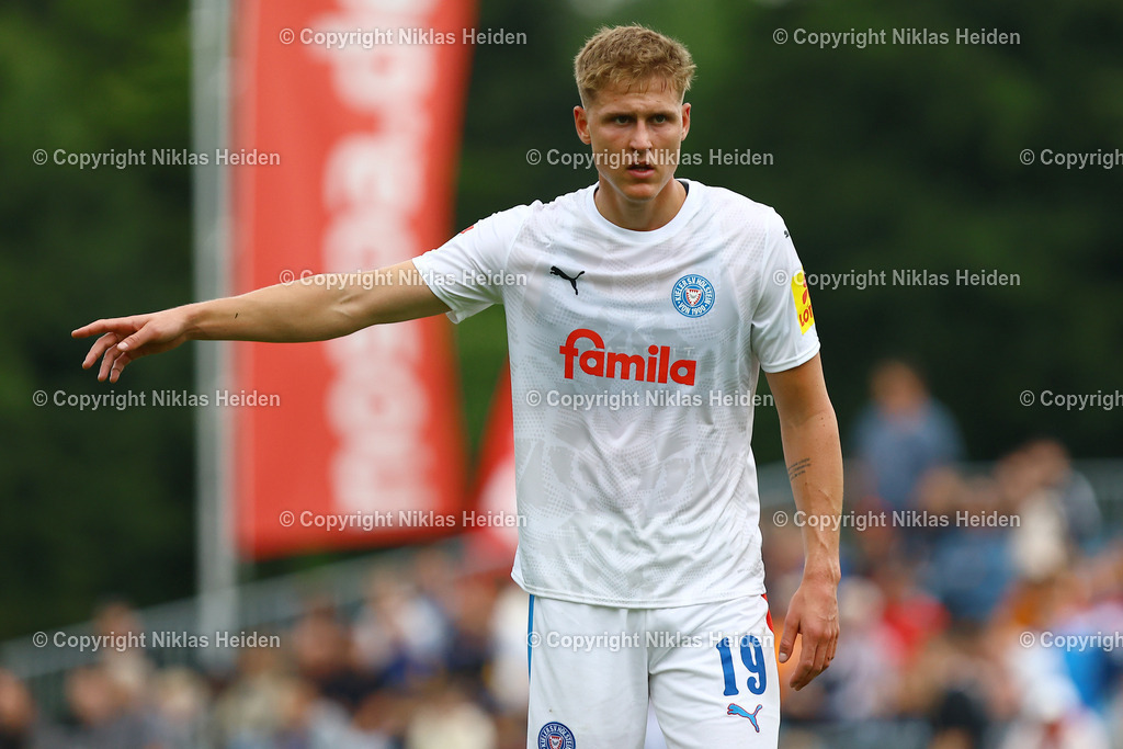 NH_SCWeicheFlensburg08_HolsteinKiel_Testspiel_28062025 | #19 Phil Harres (Holstein Kiel)Fußball I Herren I Freundschaftsspiel I Saison 2025-2026  I SC Weiche Flensburg 08 - Holstein Kiel I 28.06.2025 I Manfred-Werner-Stadion - Realisiert mit Pictrs.com