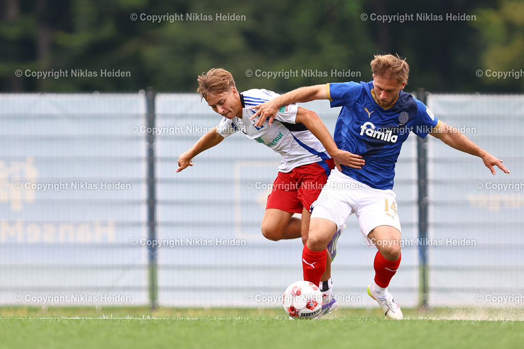 NH_HamburgerSVU21_HolsteinKielU23_Testspiel_20072025 | Henri Maximilian Schümann (Hamburger SV U21), #18 Cengizhan Koc (Holstein Kiel U23)Fußball I Herren I Testspiel I Saison 2025-2026  I Hamburger SV U21 - Holstein Kiel U23 I 20.07.2025 I Alexander-Otto-Akademie - Realisiert mit Pictrs.com