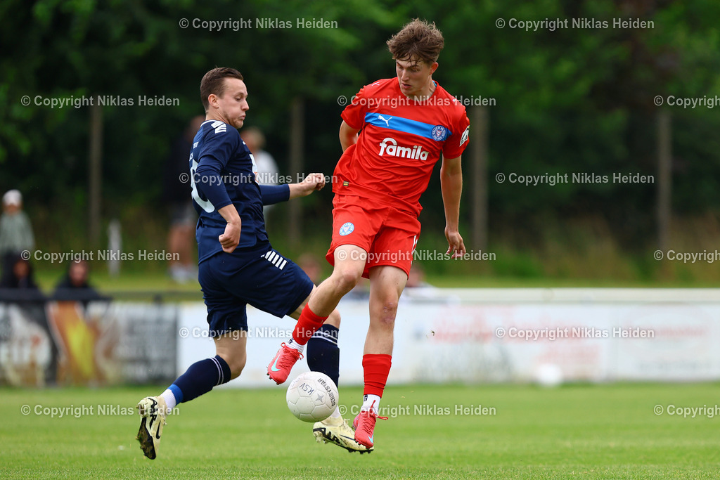 NH_HolsteinKielU23_FCEintrachtNorderstedt_Testspiel_05072025 | #17 Veit Lückner (Holstein Kiel U23), #10 Jonas Behounek (FC Eintracht Norderstedt)Fußball I Herren I Testspiel I Saison 2025-2026  I Holstein Kiel U23 - FC Eintracht Norderstedt I 05.07.2025 I Stadtwerke Arena Eckernförde - Realisiert mit Pictrs.com