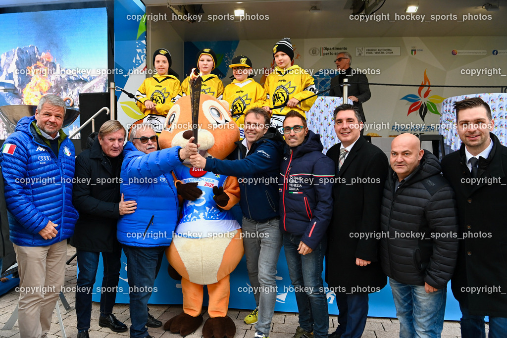 European Youth Olympic Festival EYOF 2023 Pressekonferenz | Jugendspieler EC Hornets Spittal, Olympisches Feuer, Maskottchen European Youth Olympic Festival EYOF 2023,   Bürgermeister Spittal an der Drau Gerhard Köfer, Giorgio Brandolin, Maurizio Dunnhofer, Stadtrat Spittal an der Drau Christoph Staudacher, Gemeinderat Spittal an der Drau Marco Brandner, Gemeinderat Spittal an der Drau Roland Staudacher 