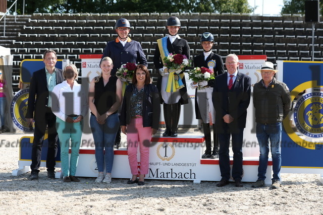 Marbach_2023_Prfg.Nr.03_Dressurprüfung_Kl.S_mit Pferdewechsel_Siegerehrung_SD-Berufsreiterchampionat (37) | Alle Fotos der Reiterjournal Fotografin Doris Matthaes im Reiterjournal Online-Fotoshop. - Realisiert mit Pictrs.com