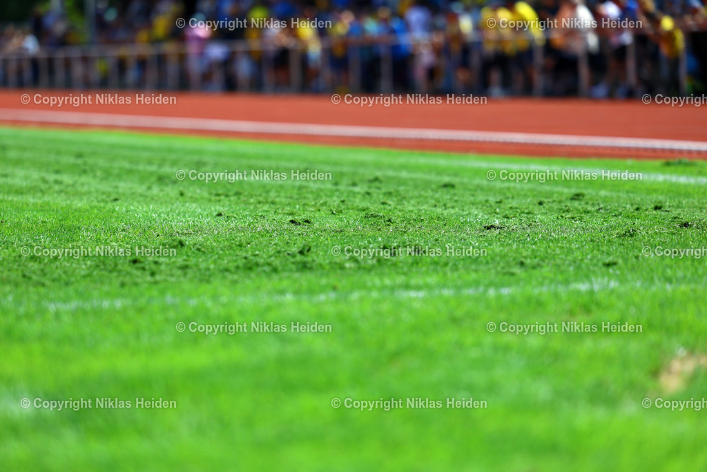 NH_EintrachtBraunschweig_HolsteinKiel_Testspiel_19072025 | Das Stadion am Salzgittersee. Der Rasen wurde vor dem Spiel zu wenig gemäht. Der Anpfiff verschiebt sich deshalb von 14 Uhr auf 16 Uhr. In der Zwischenzeit wird der Platz gemäht.Fußball I Herren I Testspiel I Saison 2025-2026  I Eintracht Braunschweig - Holstein Kiel I 19.07.2025 I Stadion am Salzgittersee - Realisiert mit Pictrs.com