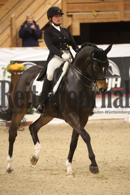 Gut Ising_2023_Prfg.Nr.03_Intermediaire II_Michaela Förtsch_Duke (24) | Alle Fotos der Reiterjournal Fotografin Doris Matthaes im Reiterjournal Online-Fotoshop. - Realisiert mit Pictrs.com