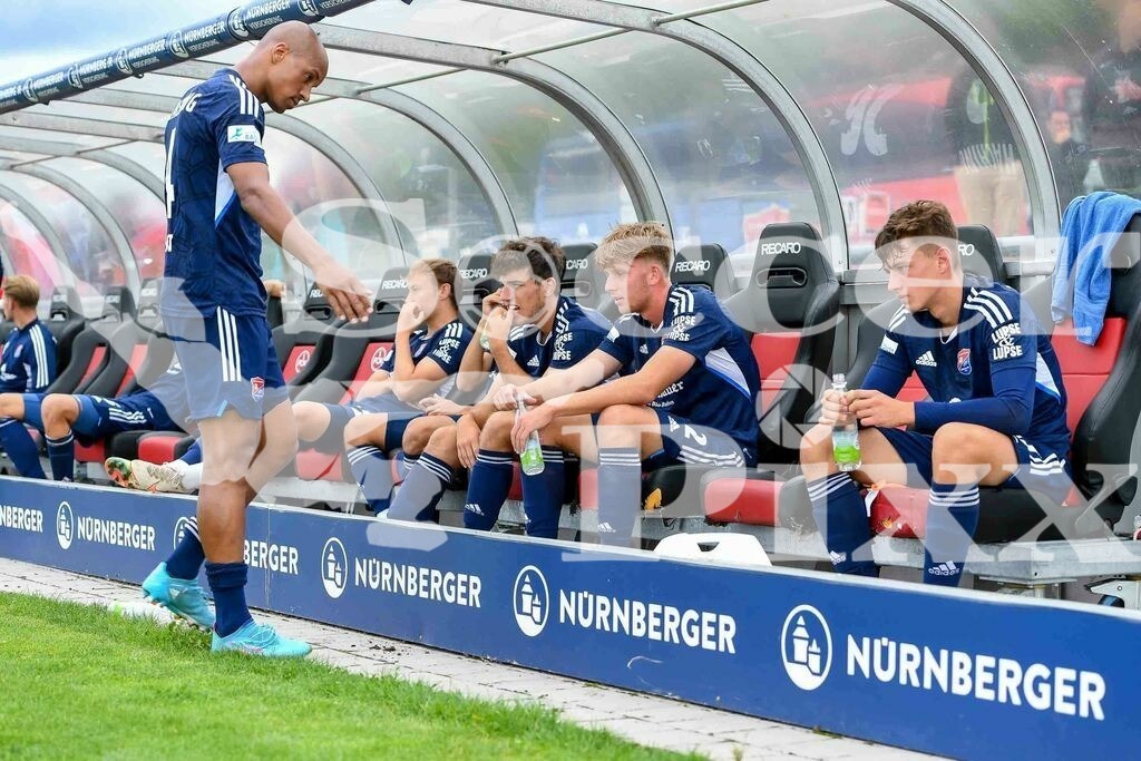 2022_09_10_NBG_UHG-5107 | Unterhachinger Spieler nach Spielende enttäuscht schauend, Enttäuschung, Frustration, disappointed, pessimistisch