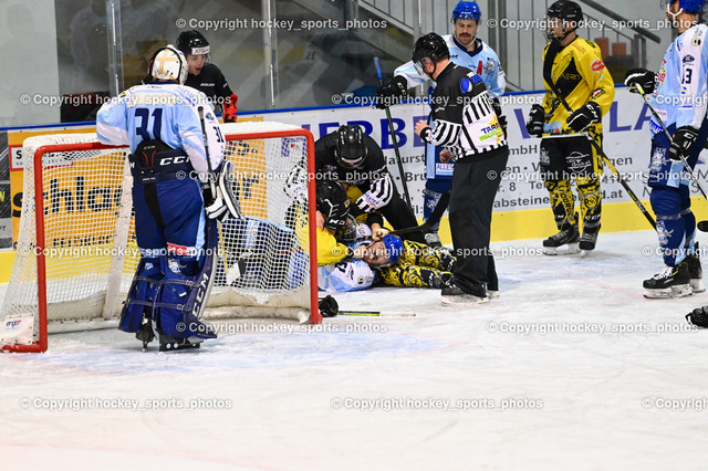 ESC Steindorf vs. EC Spittal Hornets 3.12.2022 | HOLZER Daniel, PIEBER Manuel, WUCHERER Gerald, Referees, #11 Toff Nico, #8 Komar Luca, #61 Friedrich Daniel, Faustkampf