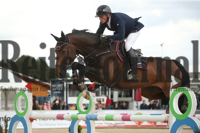 Waldachtal-Salzstetten_2022_Springen_Kl.S_Andy Witzemann_Titan 154 (3) | Alle Fotos der Reiterjournal Fotografin Doris Matthaes im Reiterjournal Online-Fotoshop. - Realisiert mit Pictrs.com