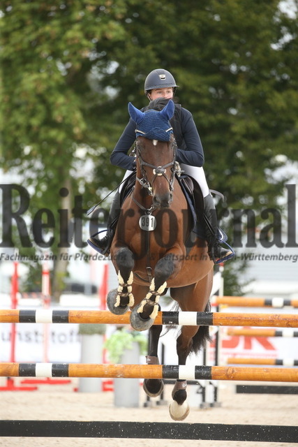 Villingendorf_2022_Prfg.Nr.12_zwei Phasen_Springprfg.Kl.M_Amateur-Tour_Lara-Sophie Strohm_Mr (3) | Alle Fotos der Reiterjournal Fotografin Doris Matthaes im Reiterjournal Online-Fotoshop. - Realized with Pictrs.com