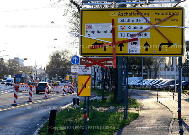 Beginn Neubau Rheinstrassenbrücke bis Anfang 2027 | 04.04.2023 Sperrung ab 3.4.23 mit Umleitungen Rheinstrasse B26 von A672 kommend Richtung Innenstadt u. Dieburg u. Aschaffenburg wegen Abriss u. Neubau mit Fahrbahnverbreiterung der Brücke (1912) für Kfz u. Strassenbahn über Eisenbahngleise Frankfurt Mannheim baufällig marode kritischer Zustand (Foto: Peter Henrich) - Realized with Pictrs.com