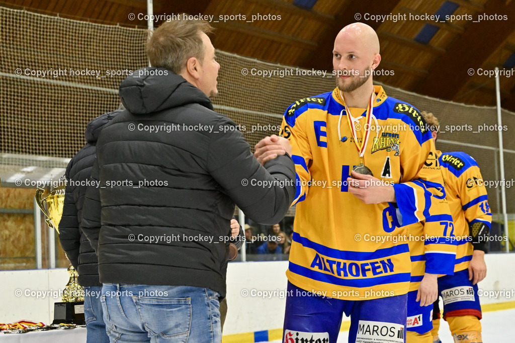 Siegerehrung KEHV EHC Althofen vs. ESC Steindorf 9.3.2023 | Jubel ESC Steindorf, Meisterfeier 2022/23, Siegerehrung, Medaillen Übergabe, #77 Waldner Philipp