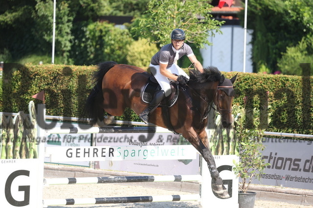 Durmersheim_2023_Prfg.Nr.07_Springprfg.Kl.S_Youngster_Maximilian Weißbrod_Mr. Barnaby JB (8) | Alle Fotos der Reiterjournal Fotografin Doris Matthaes im Reiterjournal Online-Fotoshop. - Realisiert mit Pictrs.com