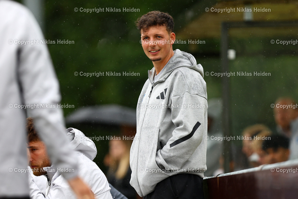 NH_BillstedtCup2025_Turnier_12072025 | Jasper Hölscher (Co-Trainer, Hamburger SV U21)Fußball I Herren I Billstedt Cup 2025 I Saison 2025-2026  I Finale I FC Eintracht Norderstedt - Hamburger SV U21 I 12.07.2025 I Öjendorfer Weg - Realisiert mit Pictrs.com