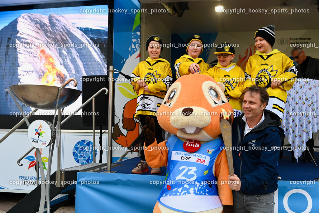 European Youth Olympic Festival EYOF 2023 Pressekonferenz | Jugendspieler EC Hornets Spittal, Olympisches Feuer, Maskottchen European Youth Olympic Festival EYOF 2023