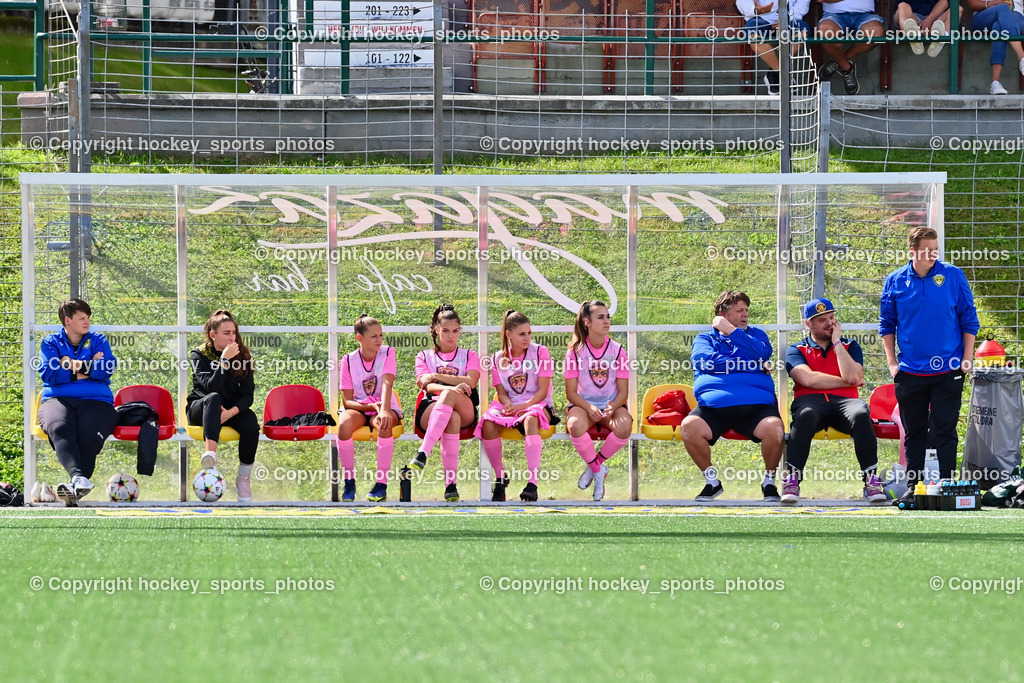 Liwodruck Carinthians Hornets vs. SV Weikersdorf 11.9.2022 | Spielerbank Carinthians Hornets, Tormann Trainerin Bianca Winkler, #10 Elisa Ciccarelli, #19 Jana Christina Lemberg, #3 Amelie Lindner, #21 Julia Starchl, #13 Marie Lessacher, Assistentcoach Corinthians Hornets Tormann Trainer Alexander Pichelkastner, Sportlicher Leiter Carinthians Hornets Thomas Fian, Headcoach Carinthians Hornets Martin Bodner