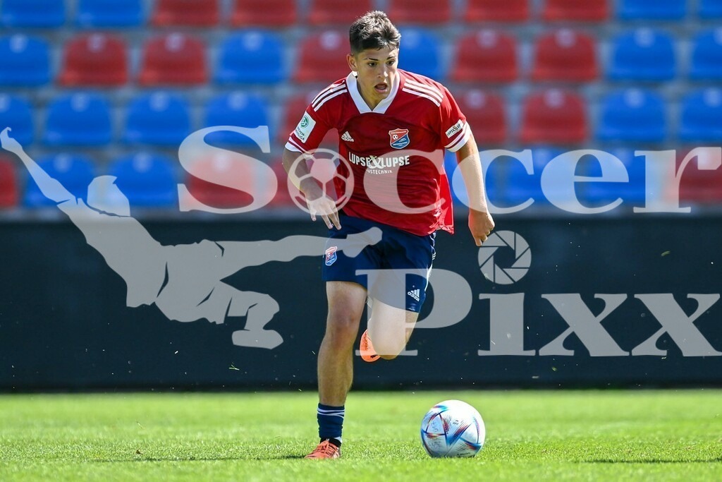 2022_08_14_UHG_TSG-0526 | Alexander Leutner (Unterhaching, 11) am Ball, Freisteller, Einzelbild, Aktion, Action