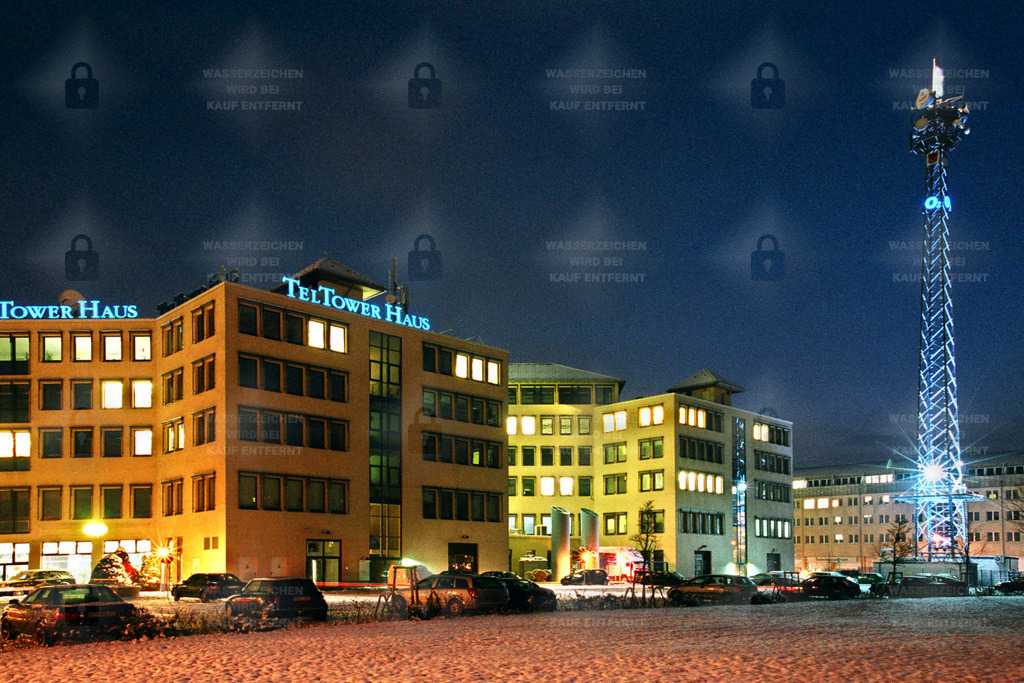 BA 0258_10v1 | 13.12.2002 - Teltow, o2 (Germany), Rheinstraße 15 Das Unternehmen ging aus dem 1995 gegründeten Mobilfunkunternehmen VIAG Interkom hervor. Damals hielten VIAG und BT Group jeweils 45 Prozent der Unternehmensanteile, 10 Prozent lagen bei Telenor. Die Lizenz zum Aufbau eines GSM-Netzes erhielt das Unternehmen zwei Jahre später. Im August 2000 erwarb die Gesellschaft für 16,52 Mrd. DM eine von insgesamt sechs UMTS-Lizenzen. Im selben Jahr übernahm die BT Group die Anteile von Telenor und kündigte auch die Übernahme der Anteile an, die E.ON hielt, der Rechtsnachfolger von VIAG.Die BT Group trennte 2001 den Mobilfunk vom übrigen Geschäft und nannte ihn mmO2. Daraufhin wurde im Jahr 2002 aus dem Namen VIAG Interkom die O2 Germany.2006 übernahm die spanische Telefongesellschaft Telefónica im Zuge ihrer Expansionsstrategie in Europa O2 mit deren Töchtern in Deutschland, Großbritannien und Irland für insgesamt 17,7 Mrd. Pfund Sterling. Auf der Internationalen Funkausstellung 2007 stellte O2 Germany seine Discountmarke Fonic vor. Ein Jahr später wurde aus O2 Germany die Telefónica O2 Germany.2010 schloss das Unternehmen die ein Jahr zuvor bekanntgegebene Übernahme des Festnetz- und Internetanbieters HanseNet ab. Im selben Jahr ersteigerte das Unternehmen für 1,38 Mrd. Euro LTE-Frequenzen. Eine weitere Umfirmierung folgte am 1. April 2011. Das Unternehmen hieß nun Telefónica Deutschland.Am 30. Oktober 2012 erfolgte der Börsengang von Telefónica Deutschland. Der spanische Mutterkonzern veräußerte damit einen Minderheitsanteil (rund 23 Prozent) des Unternehmens. In diesem Zusammenhang entstand im September 2012 durch Rechtsformwechsel die Telefónica Deutschland Holding AG aus der Telefónica Germany Verwaltungs GmbH. Der Börsengang war der größte an der Frankfurter Börse seit 2007. Quelle: Wikipedia. - Realisiert mit Pictrs.com