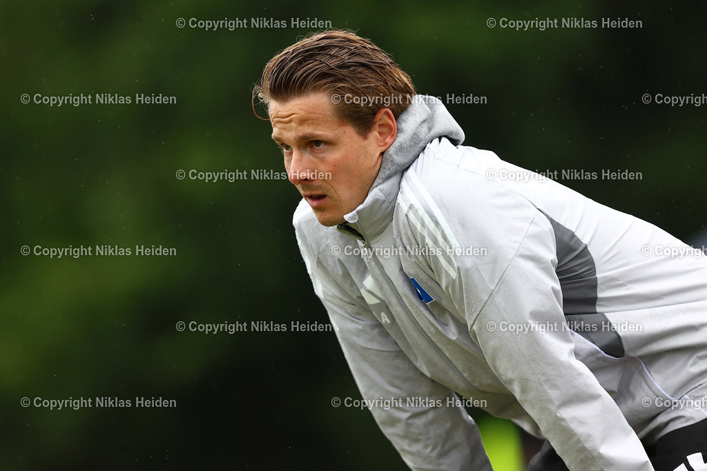 NH_BillstedtCup2025_Turnier_12072025 | Lukas Anderer (Trainer, Hamburger SV U21)Fußball I Herren I Billstedt Cup 2025 I Saison 2025-2026  I Finale I FC Eintracht Norderstedt - Hamburger SV U21 I 12.07.2025 I Öjendorfer Weg - Realisiert mit Pictrs.com