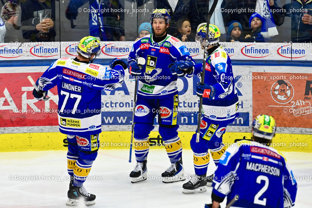 EC IDM WÄRMEPUMPEN VSV vs. Vienna Capitals | Jubel EC VSV Mannschaft, #77 Philipp Lindner EC VSV, #16 Kevin Hancock EC VSV, #40 Elias Wallenta EC VSV, #2 Dylan MacPherson EC VSV, EC IDM WÄRMEPUMPEN VSV vs. Vienna Capitals, EC IDM WÄRMEPUMPEN VSV vs. Vienna Capitals am 16.11.2025 in Villach (Stadthalle Villach), Austria, (Photo by Bernd Stefan)