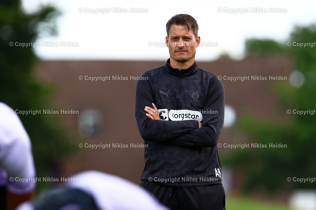 NH_FCStPauli_Training_11072025 | Alexander Blessin (Trainer, FC St. Pauli)Fußball I Herren I Training I Saison 2025-2026 I FC St. Pauli I 11.07.2025 I Trainingszentrum FC St. Pauli - Realisiert mit Pictrs.com