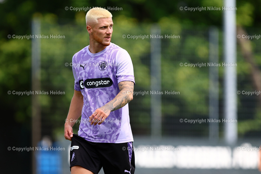 NH_FCStPauli_Training_11072025 | #23 Louis Oppie (FC St. Pauli)Fußball I Herren I Training I Saison 2025-2026 I FC St. Pauli I 11.07.2025 I Trainingszentrum FC St. Pauli - Realisiert mit Pictrs.com