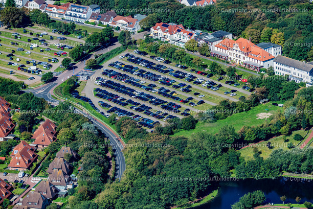 Norderney_Dauerparkplatz_B_Inselparker_ELS_6560050923 | NORDERNEY 05.09.2023 PKW Abstellflächen und Freiflächen der " Dauerparkplatz B " auf Norderney im Bundesland Niedersachsen, Deutschl. // Car parking spaces and open spaces in the "Permanent Parking Lot B" on Norderney in the state of Lower Saxony, Germany. Foto: Martin Elsen