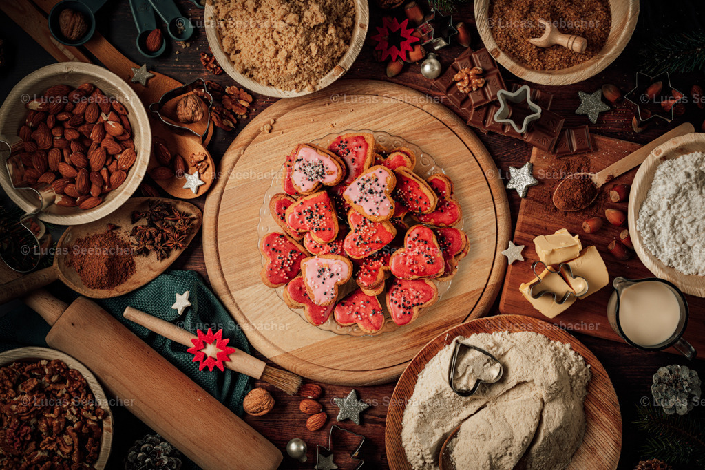 Weihnachtsbäckerei Rote Herzen | Lucas Seebacher Fotografie - Realisiert mit Pictrs.com