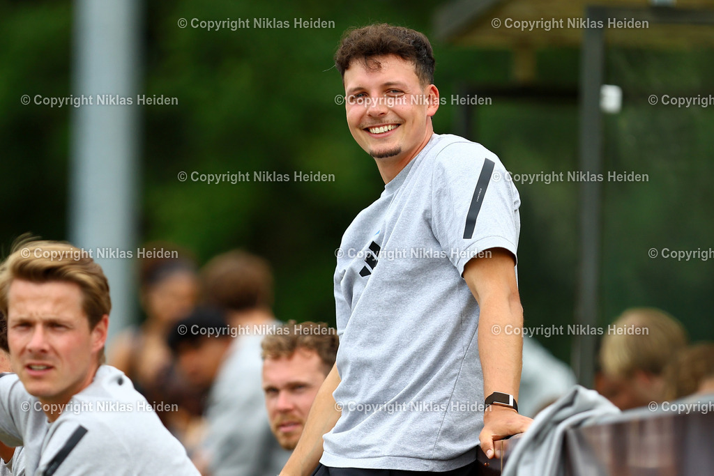 NH_BillstedtCup2025_Turnier_12072025 | Jasper Hölscher (Co-Trainer, Hamburger SV U21)Fußball I Herren I Billstedt Cup 2025 I Saison 2025-2026  I Halbfinale I Hamburger SV U21 - Eimsbütteler TV I 12.07.2025 I Öjendorfer Weg - Realisiert mit Pictrs.com