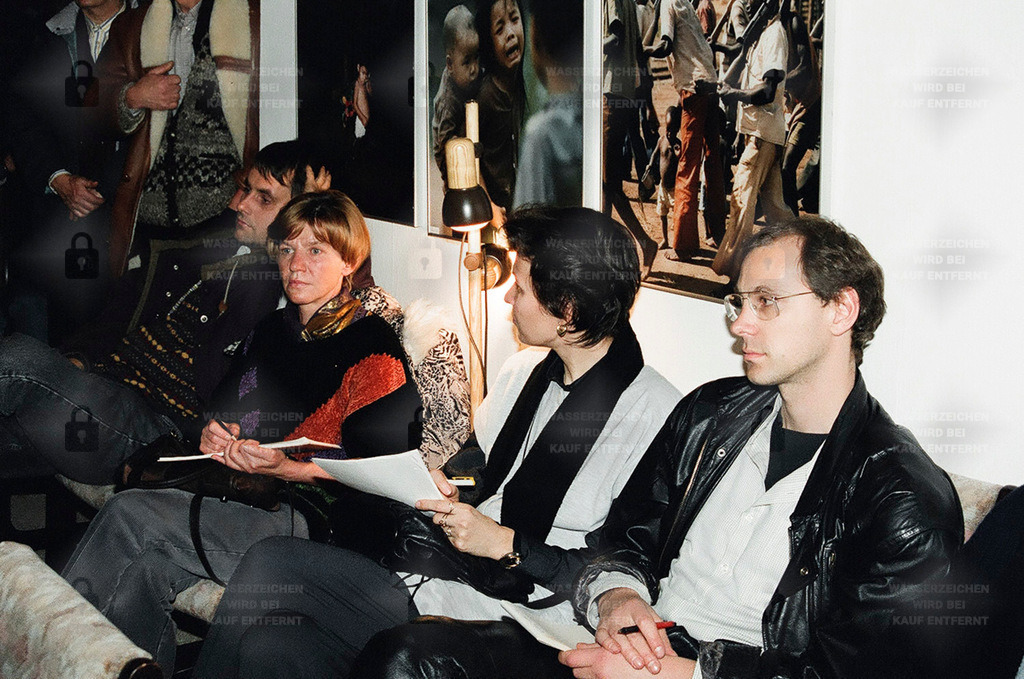 BD 0369_02 | 2.12.1993 - Kleinmachnow. Wahl 1993 - Kriesensitzung der SPD-Ortsgruppe In der Sondersitzung der Ortsgruppe der SPD am späten Abend des 2.12.1993, nur zwei Tage vor der Bürgermeister- und Kommunalwahl, wird beschlossen, Wolfgang Blasig (Bündnis 90/Grüne, später Wechsel zur SPD), bisher Stellvertreter des Bürgermeisters Klaus Nitzsche, bei der Bürgermeisterwahl am 5.12.1993 zu unterstützen.                                                     Vorausgegangen war der plötzliche Rücktritt des SPD-Kandidaten Klaus Nitzsche am selben Tag. In einem Gesprächstermin in der Potsdamer SPD-Kreisleitung mit Steffen Reiche, Lothar Koch und Martin Gorholdt, zu dem der bisherige Bürgermeister Klaus Nitzsche gegen Mittag nach Potsdam gerufen wurde, wird von ihm die Rücknahme seiner Kandidatur erwartet. Grund des Treffens ist das Vorliegen seiner Stasi-Akte aus der Birthler-Behörde, aus der seine IM-Tätigkeit für die Staatssicherheit der DDR hervorging.  Bei den Fotografien an den Wänden handelt es sich um Arbeiten des Kleinmachnower Fotografen Thomas Billhardt, der zu diesem Zeitpunkt einen Teil seiner Bilder ausstellte. - Realisiert mit Pictrs.com
