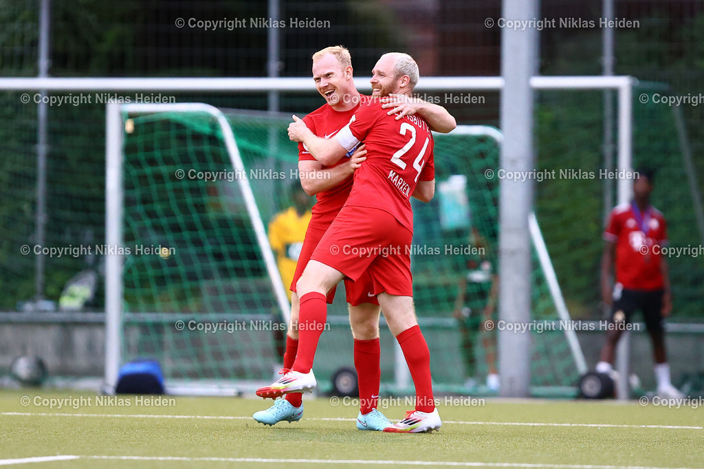 NH_USCPaloma_EimsbüttelerTV_Testspiel_11072025 | #15 Leon Bolz bejubelt zusammen mit #24 Juri Carl Jonny Marxen (beide Eimsbütteler TV) seinen Treffer.Fußball I Herren I Testspiel I Saison 2025-2026  I USC Paloma - Eimsbütteler TV I 11.07.2025 I Jonny-Rehbein-Sportplatz - Realisiert mit Pictrs.com