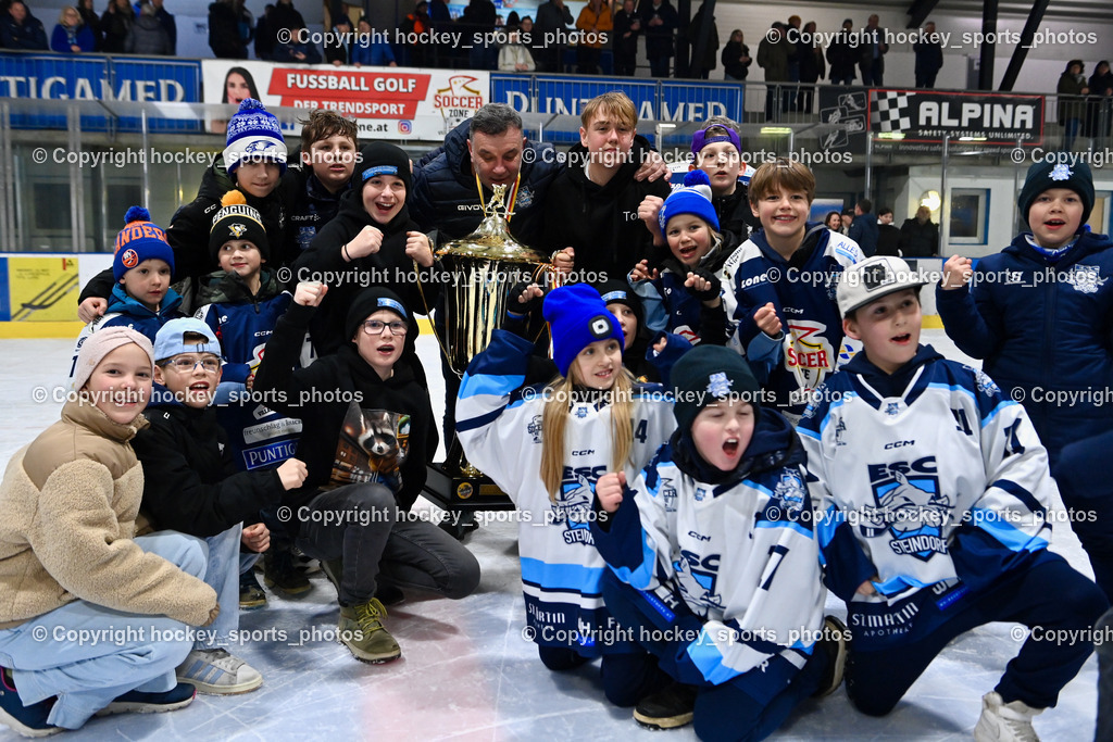 ESC SOCCERZONE STEINDORF vs. 1. EHC Althofen | ESC Steindorf Nachwuchs, Sektionsleiter ESC Steindorf Hans Tschernutter, ESC SOCCERZONE STEINDORF vs. 1. EHC Althofen, Siegerehrung ESC SOCCERZONE STEINDORF & 1. EHC Althofen am 08.03.2025 in Steindorf (Ossiachersee Halle), Austria, (Photo by Bernd Stefan)