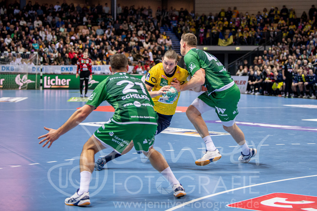 Handball Bundesliga; HSG Wetzlar - Rhein-Neckar Loewen, 18.12.22 | Olle Forsell Schefvert (#25 Rhein-Neckar Loewen), Lenny Rubin (#44 HSG Wetzlar), Jonas Schelker (#21 HSG Wetzlar)

Handball Bundesliga; HSG Wetzlar - Rhein-Neckar Loewen: Wetzlar, 18.12.22