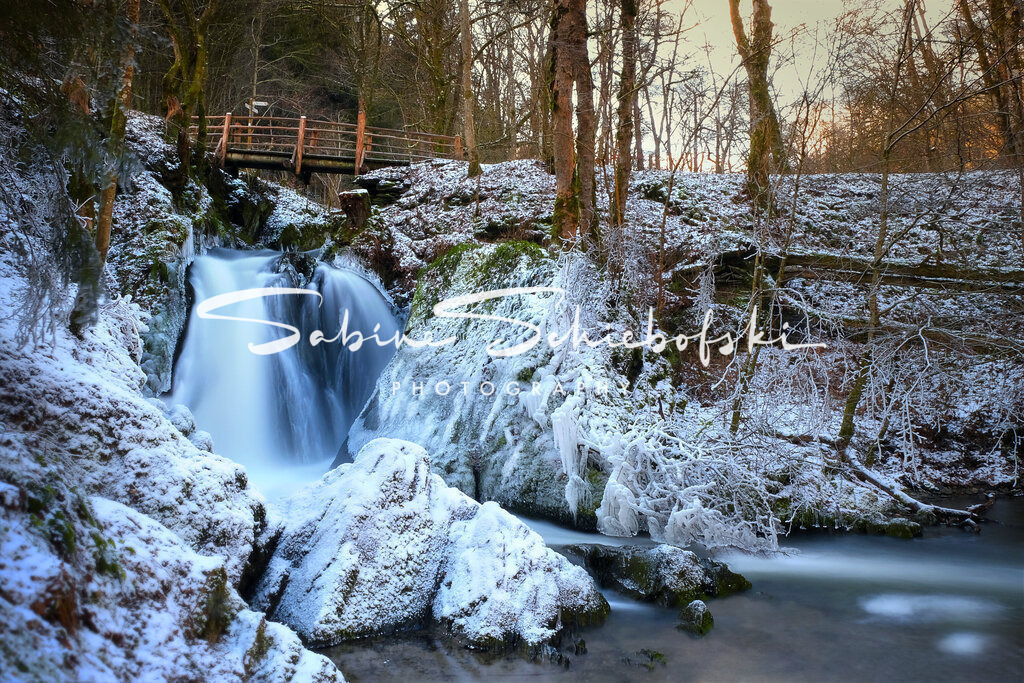 "Die Rausch" im Winter | Der Wasserfall Die Rausch in der Nähe von Maria Martental ist ein beeindruckendes Naturphänomen, das viele Besucher anzieht. Er stürzt in mehreren Kaskaden über Felsen und bietet ein malerisches Schauspiel, das besonders in den Frühlingsmonaten, wenn das Wasser durch die Schneeschmelze besonders stark fließt, sehr eindrucksvoll ist. Die Umgebung ist ideal für Wanderungen und bietet zahlreiche Möglichkeiten, die Natur zu erkunden. - Realisiert mit Pictrs.com