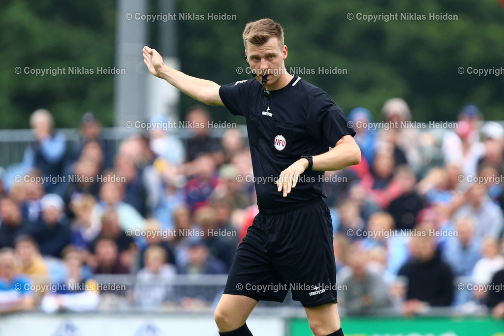 NH_SCWeicheFlensburg08_HolsteinKiel_Testspiel_28062025 | Paul Jesper Albrecht (Schiedsrichter)Fußball I Herren I Freundschaftsspiel I Saison 2025-2026  I SC Weiche Flensburg 08 - Holstein Kiel I 28.06.2025 I Manfred-Werner-Stadion - Realisiert mit Pictrs.com