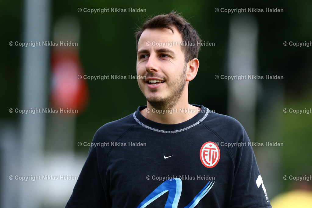 NH_USCPaloma_EimsbüttelerTV_Testspiel_11072025 | Can Timo Schultz (Trainer, Eimsbütteler TV)Fußball I Herren I Testspiel I Saison 2025-2026  I USC Paloma - Eimsbütteler TV I 11.07.2025 I Jonny-Rehbein-Sportplatz - Realisiert mit Pictrs.com