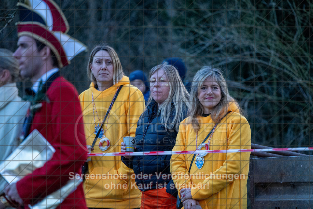 20250304_182051_0704 | #,Traditionelles Fasnetsverbrennen, Radschellenschläger Donzdorf, Donzdorfer Fasnet, Kampagne 2025, Fohlenwiese Schlossgarten, 73072 Donzdorf, 04.03.2025 - 17:30 Uhr,Foto: PhotoPeet-Eventfotografie/Peter Harich