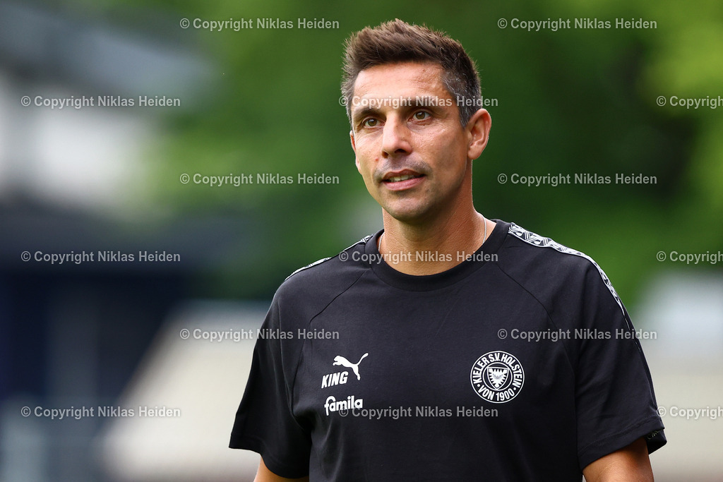 NH_SCWeicheFlensburg08_HolsteinKiel_Testspiel_28062025 | Marcel Rapp (Trainer, Holstein Kiel)Fußball I Herren I Freundschaftsspiel I Saison 2025-2026  I SC Weiche Flensburg 08 - Holstein Kiel I 28.06.2025 I Manfred-Werner-Stadion - Realisiert mit Pictrs.com