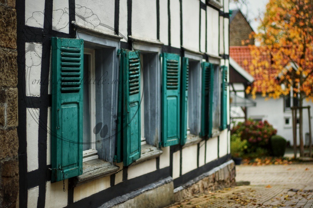 Fachwerkhaus mit Fensterläden 001 | only.this.little.world - Realisiert mit Pictrs.com