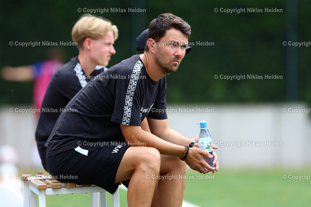 NH_HamburgerSVU21_HolsteinKielU23_Testspiel_20072025 | Willi Weiße (Trainer, Holstein Kiel U23)Fußball I Herren I Testspiel I Saison 2025-2026  I Hamburger SV U21 - Holstein Kiel U23 I 20.07.2025 I Alexander-Otto-Akademie - Realisiert mit Pictrs.com