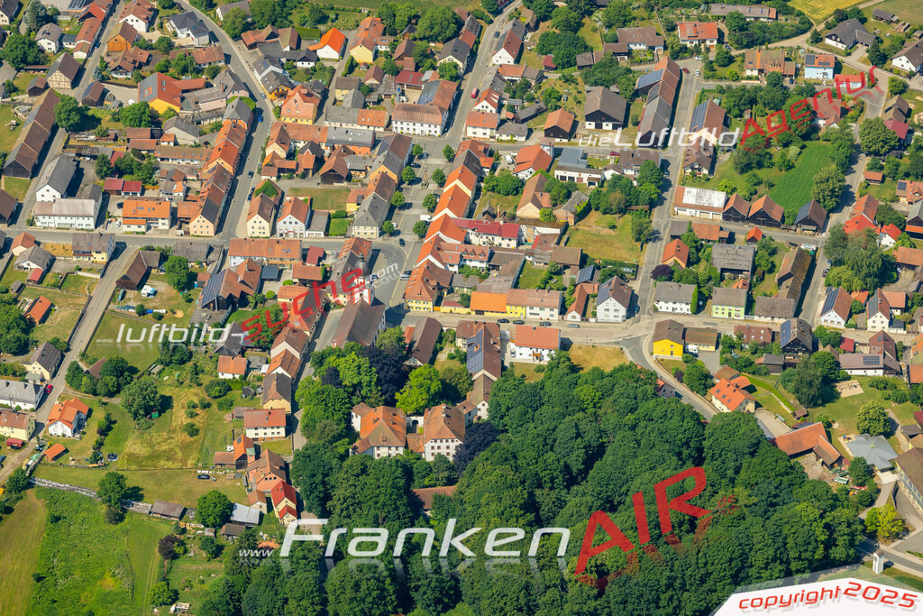 marktplatz-winklarn-luftbild-314-2023 | Das Luftbild zeigt : marktplatz Winklarn - Die Luftaufnahme wurde 2023 vom UL-Flugzeug aus erstellt ( keine Drohne ) - 
Hochauflösende Luftaufnahme - Für grossformatige Ausdrucke geeignet. Die Geschenkidee !
Mit Lizenz und Bildrechte bestellbar