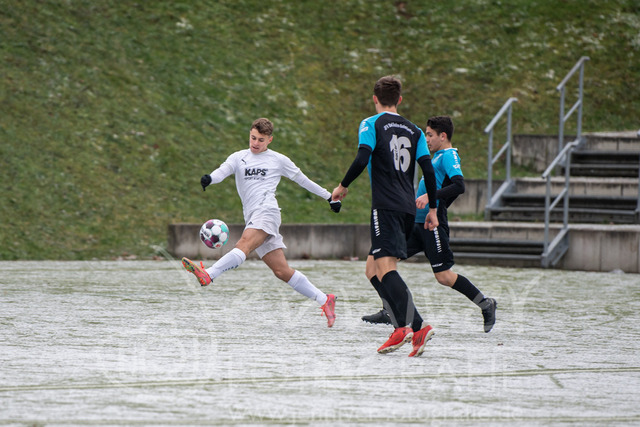 A-Junioren; FC Burgsolms - JFV Bad Soden-Salmuenster, 11.12.22 | Zieht aufs Tor
Fabio Troncone, links, FC Burgsolms

Jannis Gutsche und Tahir Das (Bad Soden-Salmuenster) kommen zu spätA-Junioren; FC Burgsolms - JFV Bad Soden-Salmuenster: Solms, 11.12.22