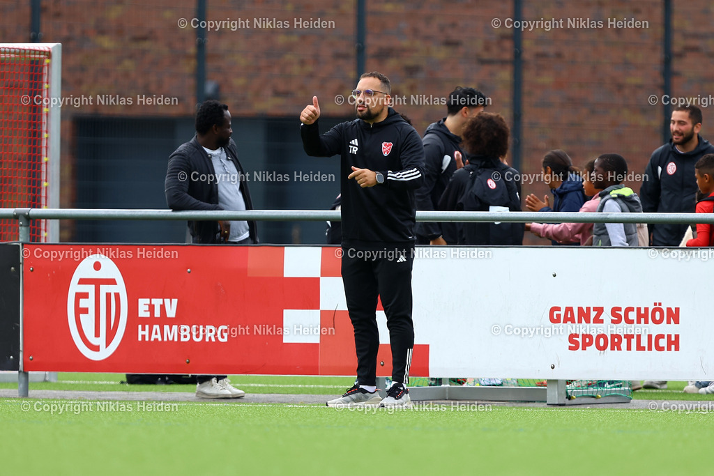 NH_EimsbüttelerTV_TSBPinneberg_Testspiel_13072025 | Burak Bayram (Trainer, TBS Pinneberg)Fußball I Herren I Testspiel I Saison 2025-2026  I Eimsbütteler TV - TBS Pinneberg I 13.07.2025 I Sportplatz Bundesstraße - Realisiert mit Pictrs.com