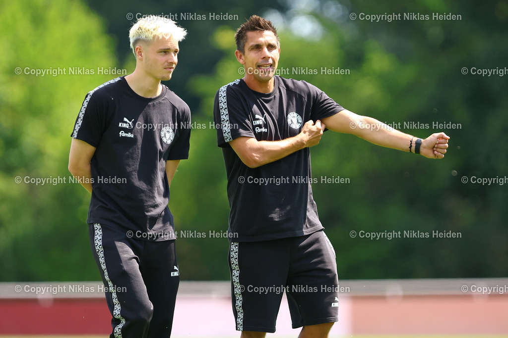 NH_EintrachtBraunschweig_HolsteinKiel_Testspiel_19072025 | Trainer Marcel Rapp mit Finn Porath (beide Holstein Kiel)Fußball I Herren I Testspiel I Saison 2025-2026  I Eintracht Braunschweig - Holstein Kiel I 19.07.2025 I Stadion am Salzgittersee - Realisiert mit Pictrs.com