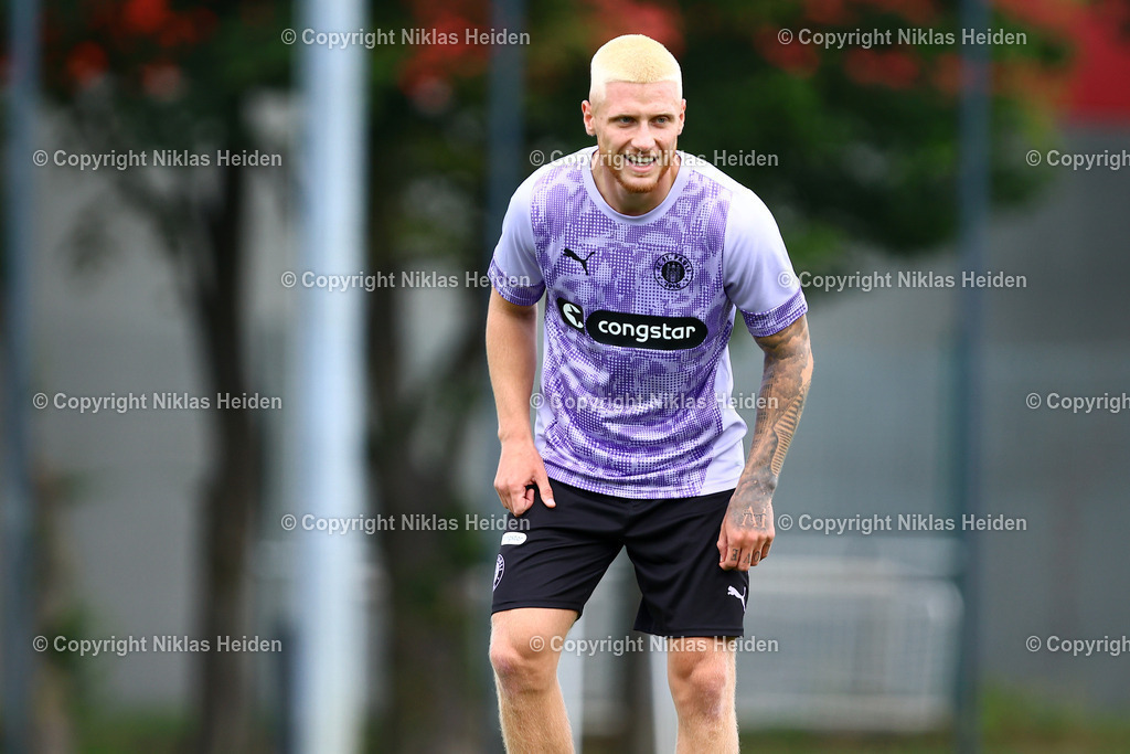 NH_FCStPauli_Training_11072025 | #23 Louis Oppie (FC St. Pauli)Fußball I Herren I Training I Saison 2025-2026 I FC St. Pauli I 11.07.2025 I Trainingszentrum FC St. Pauli - Realisiert mit Pictrs.com