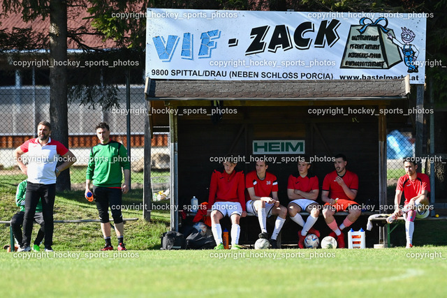 FC Gmünd vs. FC KAC 1909 22.4.2023 | Headcoach FC Gmünd Rudolf Schönherr, Tormanntrainer FC Gmünd Thomas Leitner, Spielerbank FC Gmünd, #13 Daniel Pichorner, #2 Sandro Unterkofler, #15 Stephan Gieler, #ET Alexander Andreas Stranner