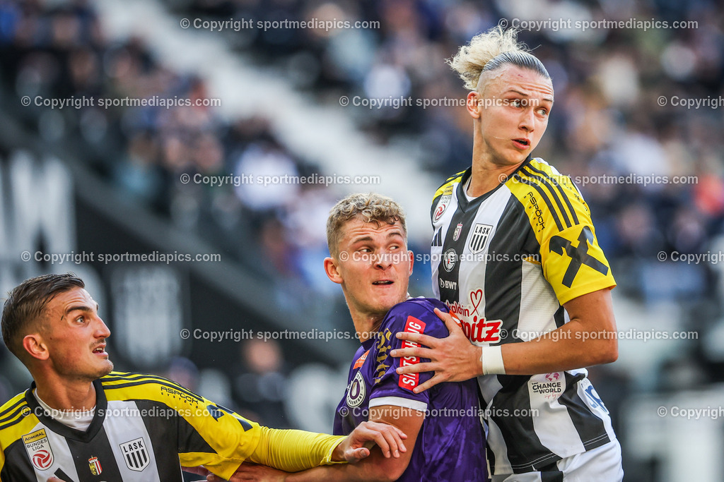 LASK - A. Klagenfurt | Linz  AUSTRIA,06.OCT.2024 -Soccer ADNIRAL Bundesliga,  LASK - A. Klagenfurt Image shows Philipp Ziereis (LASK), Jannik Robatsch (A.Klagenfurt) and Maksym Talovierov (LASK).Photo: Sportmediapics.com/ Manfred Binder